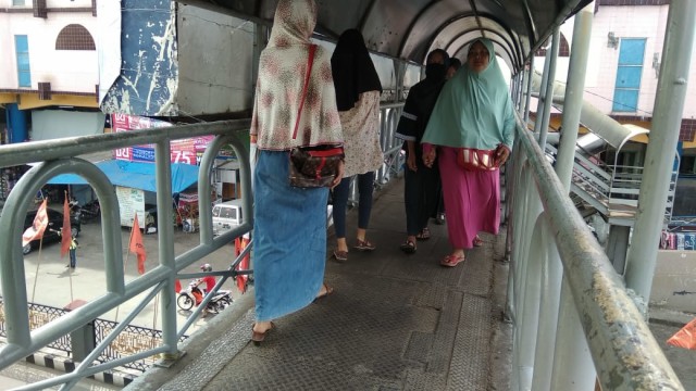 Lalu-lalang pejalan kaki di JPO Jalan Raden Intan, Bandar Lampung | foto: Latifah Desti Lustikasari/Lampung Geh