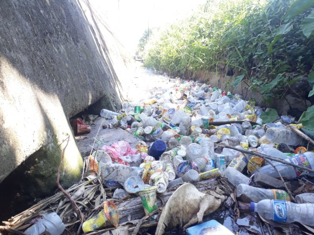 Tumpukan Sampah Plastik di dalam Got, depan Kampus Unpatti. (10/4). Dok Lentera Maluku