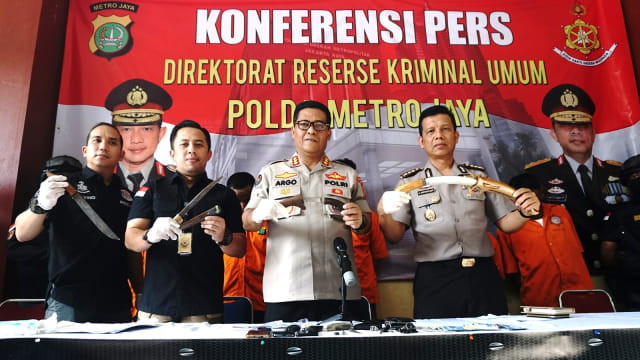 Rilis kasus pencurian nasabah bank dengan kekerasan, di RS Polri, Kramat Jati, Jakarta Timur, Kamis (11/4). Foto: Nugroho Sejati/kumparan