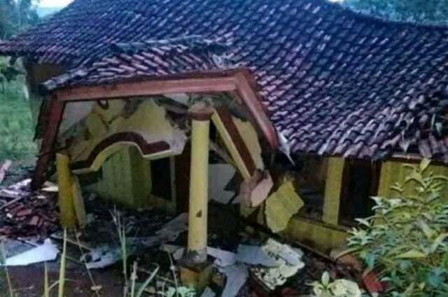 Pergerakan tanah yang terjadi di Blok Lamelaut, Desa Mekarmulya, Kecamatan Lemahsugih, Kabupaten Majalengka, Jawa Barat membuat belasan rumah ambruk. (Oki)