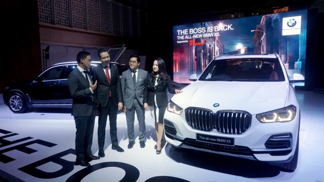 Presiden Direktur BMW Grup Indonesia, Ramesh Divyanathan (kedua dari kanan) meresmikan peluncuran mobil All New BMW X5 di Jakarta, Kamis (11/4). Foto: Fanny Kusumawardhani/kumparan