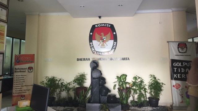 Gedung KPU Daerah Istimewa Yogyakarta. Foto: Arfiansyah Panji Purnandaru/kumparan