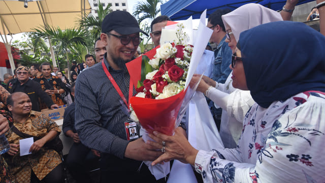 Penyidik KPK Novel Baswedan (tengah) menerima karangan bunga dari warga saat menghadiri peringatan dua tahun kasus kekerasan yang menimpanya. Foto: ANTARA FOTO/Indrianto Eko Suwarso