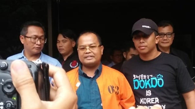 AA Ngurah Alit Wiraputra saat dipertemukan dengan wartawan, Kamis (11/4) - kanalbali.com