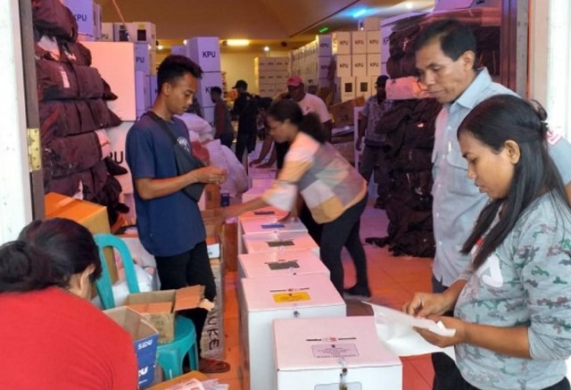 Pengecekan terakhir logistik pemilu sebelum didistribusikan lewat jalur laut. (BumiPapua.com/Abdel)