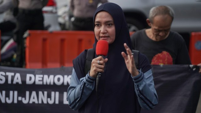 Rina Emilia istri Penyidik KPK Novel Baswedan pada saat aksi Kamisan ke-581 di depan Istana Negara. Foto: Irfan Adi Saputra/kumparan
