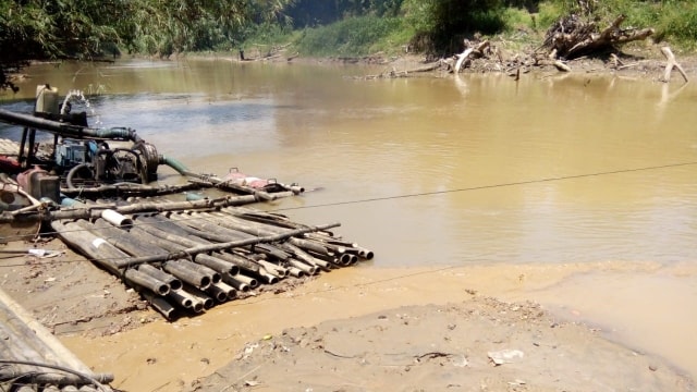 Sungai Amandit di Kecamatan Loksado, Kabupaten Hulu Sungai Selatan, Kalsel tercemar limbah tambang pasir dan batu bara. Foto: istimewa