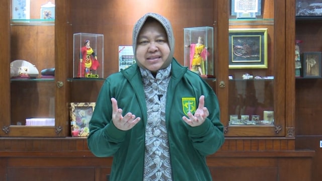 Risma himbau bonek tak datang ke Studio Kanjuruhan pakai jaket Persebaya. Foto: Dok: Pemkot Surabaya