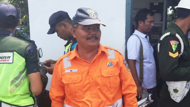 Saiful Bahar (baju oranye), petugas palang pintu Poltangan, Pasar Minggu, Jakarta Selatan. Foto: Agaton Kenshanahan/kumparan