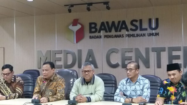 Konferensi Pers Bawaslu dan KPU terkait surat suara dicoblos di Malaysia Foto: Fadjar Hadi/kumparan