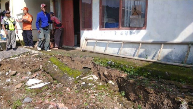 Dua rumah warga di Desa Bunigeulis, Kecamatan Hantara, Kabupaten Kuningan, Jawa Barat, terancam ambruk akibat pergerakan tanah, Kamis (11/4). (Andri)