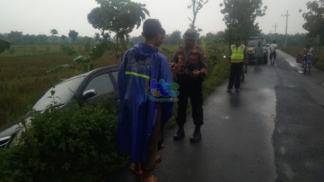Petugas saat lakukan olah TKP kecelakaan lalu-lintas tunggal di jalan poros kecamatan turut wilayah Dusun kaliglonggong Desa Gayan Kecamatan Gayam Bojonegoro. Kamis (11/04/2019).