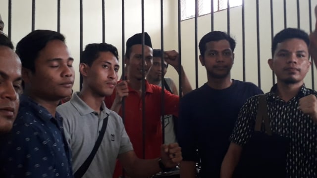 Yusroh di berada di dalam jeruji besi
