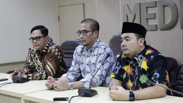 Komisioner KPU Viryan Azis, Komisioner KPU Hasyim Asy'ari, Komisioner Bawaslu M Afifudin saat konfrensi pers terkait surat suara tercoblos di Selangor, Malaysia. Foto: Helmi Afandi/kumparan