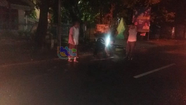 Petugas saat lakukan Olah TKP, laka-lantas di jalan raya jurusan Bojonegoro - Babat, turut Desa Kapas Kecamatan Kapas Bojonegoro. Kamis (11/04/2019)