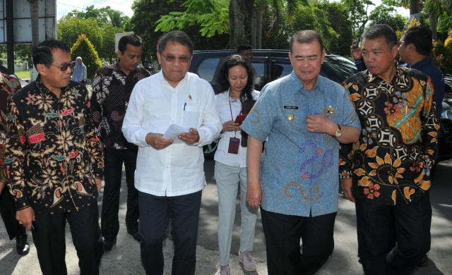 Menkominfo Rudiantara saat bersama Wakil Gubernur Sumatera Barat Nasrul Abit dan Rektor Universitas Negeri Padang Ganefri. (Foto: M Hendra/Langkan.id)