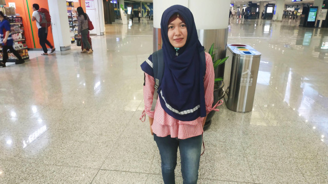 Santi (29 tahun), baru tiba di Bandara Internasional Hong Kong untuk menjadi TKI di Hong Kong