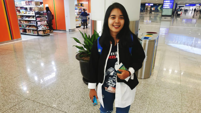 Nuning (25 tahun), baru tiba di Bandara Internasional Hong Kong untuk menjadi TKI di Hong Kong