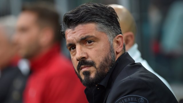 Gattuso mendampingi Milan dalam laga melawan Juventus. Foto: Reuters/Massimo Pinca