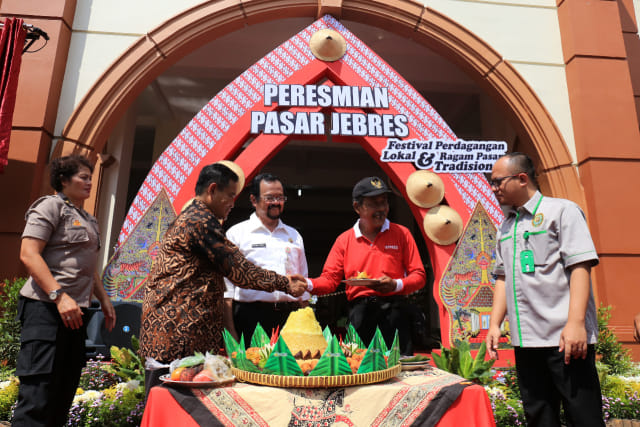 Kepala Dinas Perdagangan, Subagyo (dua dari kiri), melakukan pemotongan tumpeng sebagai tanda diresmikannya Pasar Jebres, Solo, pada Kamis (11/04/2019). (Agung Santoso)