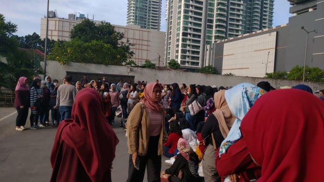 Fans antre untuk mendapatkan tiket fansign EXO di Lippo Puri Mall, Jakarta, Jumat (12/4). Foto: Niken Nurani/kumparan