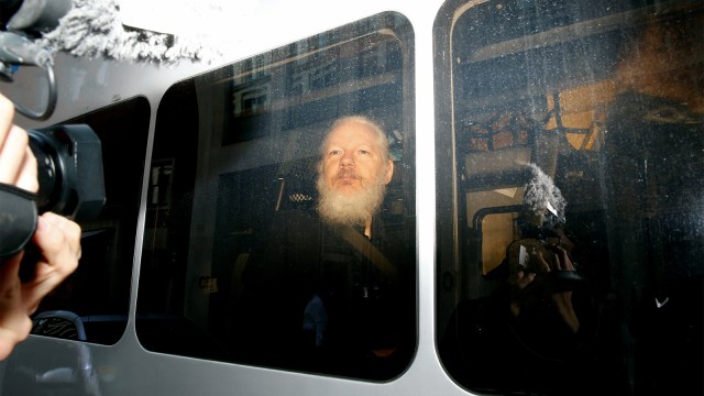 Pendiri WikiLeaks, Julian Assange, terlihat di mobil polisi setelah ditangkap oleh polisi Inggris. Foto: REUTERS / Henry Nicholls