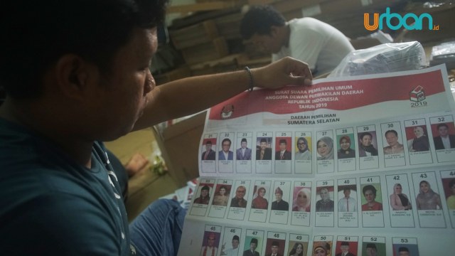 Salah seorang petugas di KPU Palembang saaat memeriksa surat suara (abp/ Urban Id)