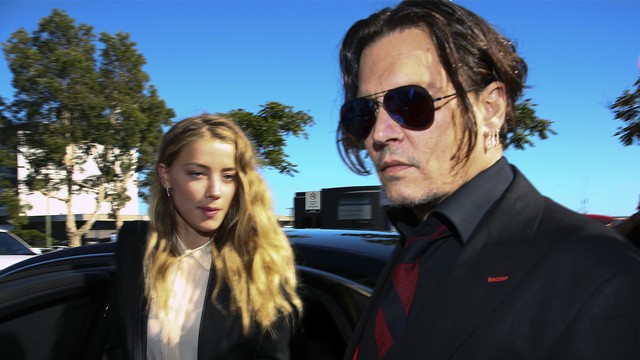 Aktor AS Johnny Depp (kanan) dan istrinya Amber Heard tiba di pengadilan di Gold Coast pada 18 April 2016. Foto: Patrick Hamilton / AFP