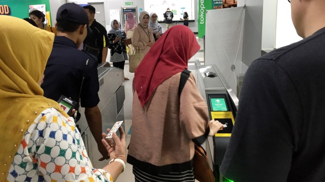 Para penumpang MRT menggunakan uang elektronik di Stasiun MRT Jakarta. Foto: Elsa Toruan/kumparan