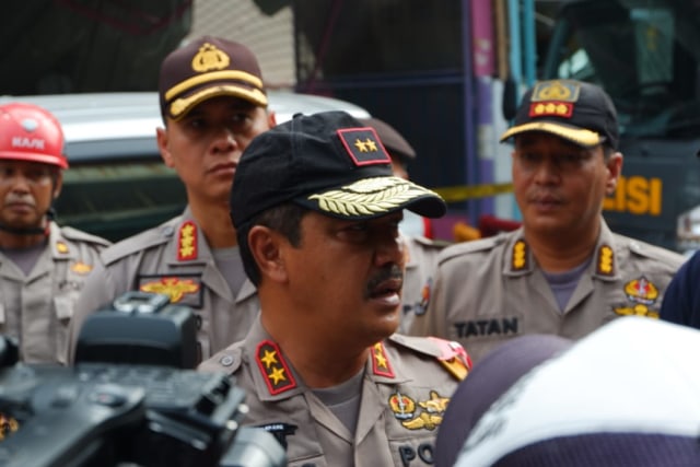 Kapolda Sumatera Utara, Irjen Pol Agus Andrianto, meninjau lokasi ledakan di Jalan Kruing Medan, Jumat (12/4/2019). Ledakan yang terjadi pada Kamis (11/4/2019) itu menewaskan dua orang dan lainnya luka-luka, serta merusak rumah toko (ruko) yang ada di sana. Foto: istimewa 