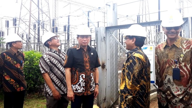 Menteri ESDM Ignasius Jonan (tengah) meninjau kesiapan listrik di Kantor Pusat Pengaturan Beban (P2B) Jawa Bali PT PLN (Persero) di Gandul, Cinere, Depok, Jumat (12/4). Foto: Ema Fitriyani/kumparan