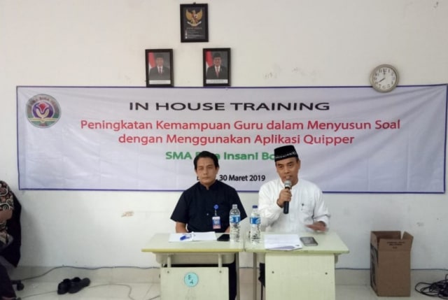 kepala-sekolah-sma-bina-insani-dedi-supriyadi-kiri-_190411134535-405.jpg