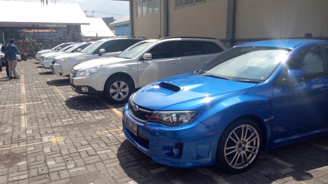 Mobil yang dipamerkan di open house mobil Subaru di halaman parkir Kantor Pengawasan dan Pelayanan Bea dan Cukai Tipe Madya Pabean Ngurah Rai, Jalan Airport Ngurah Rai. Foto: Denita BR Matondang/kumparan