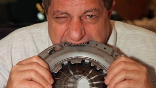 Pria Prancis bernama Michel Lotito sanggup memakan sebuah pesawat. (foto: YouTube/S H Infomedia & Trips)