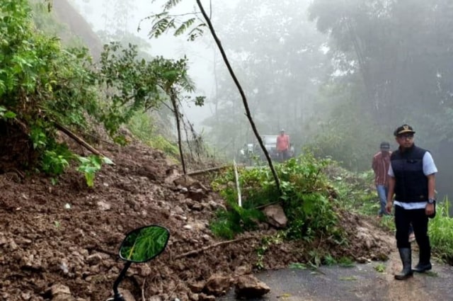 Tebing setinggi sekitar 30 meter di jalur Kecamatan Subang, Kabupaten Kuningan, Jawa Barat, mengalami longsor, Jumat (12/4). (AndrI)