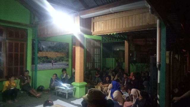 Suasana nonton bersama film Sexi Killers di Rumah Aman Malut, Ternate. (Foto: Rajif Duchlun/cermat)