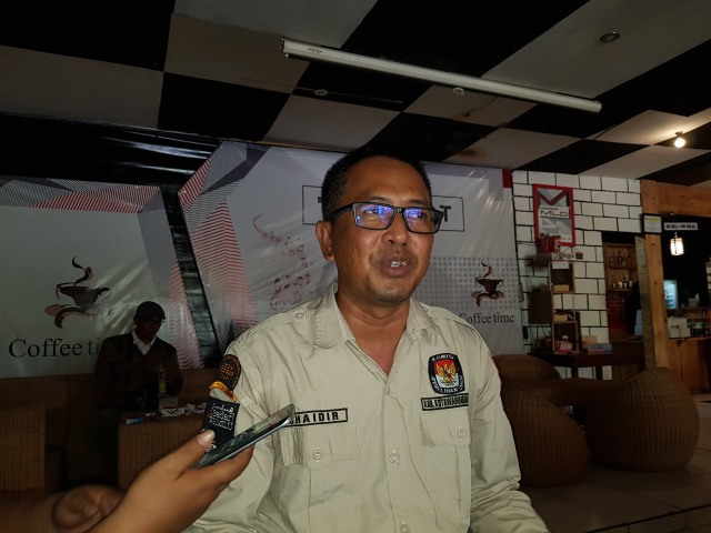 Ketua KPU Kobar Chaidir saat memberikan keterangan kepada awak media (Foto: Joko Hardyono)