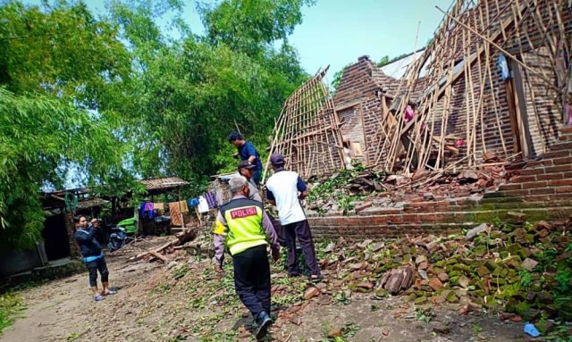 Kondisi beberapa rumah warga yang rusak akibat puting beliung di Jombang