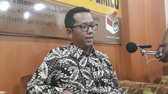 Ketua KPU DIY, Hamdan Kurniawan saat ditemui di kantornya, Jumat (12/4/2019) foto: ken