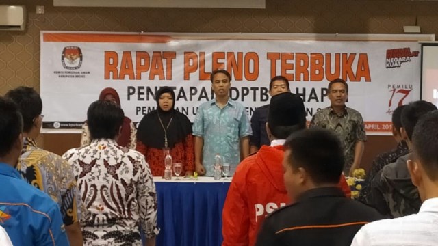 Rapat Pleno terbuka dengan agenda rekapitulasi penghitungan Daftar Pemilih Tambahan (DPTb), Kamis (11/4) di Hotel Anggraeni Jatibarang, Brebes. (Foto: Yunar Rahmawan)