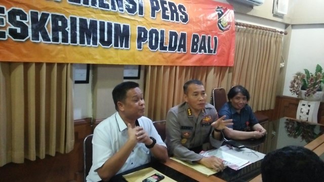 Kadit Reskrimum Polda Bali (ujung kiri) Andi Fairan saat memberi keterangan pers (kanalbali/KAD)