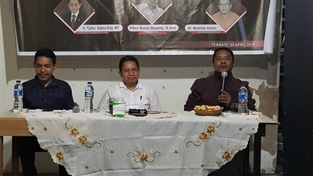 Diskusi Publik bertajuk 'Dari Indonesia untuk Percepatan Kemajuan Maluku Utara yang dihadiri oleh Tjatur Sapto Edy dan Mokhtar Adam di Kedai Kopi Jarod, Ternate, Maluku Utara. Foto: Faris Bobero/cermat)