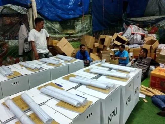 Pengepakan surat suara di KPU Kabupaten Manggarai, Provinsi NTT. Sumber foto: florespedia/kumparan.com