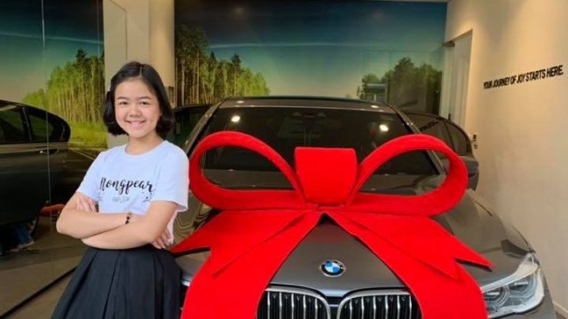Natthanan beli mobil BMW sebagai hadiah untuk dirinya sendiri di ulang tahun ke-12. (foto: Facebook/@nongpearpaplearn)