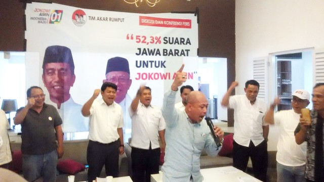 Diskusi dan konferensi pers Tim Akar rumput Jokowi-Amin di Jalan Trunojoyo, Bandung, Jumat (12/4). Foto: Rachmadi Rasyad/kumparan