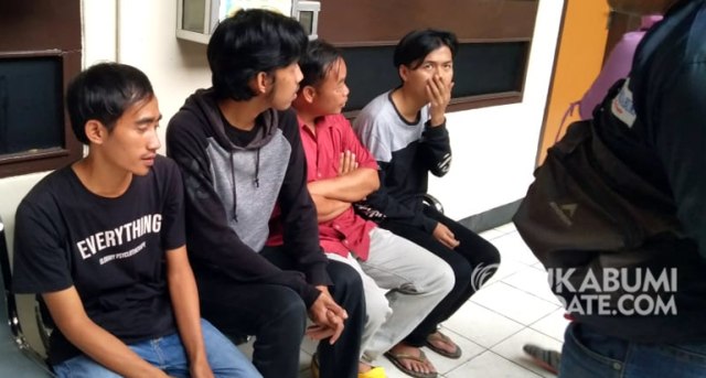 Sejumlah korban yang mengaku ditipu tawaran kerja di pabrik garmen di Parungkuda Sukabumi saat melapor ke Polres Sukabumi Kota, Jumat (12/4/2019). | Sumber Foto:Muhammad Gumilang