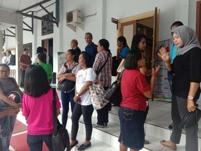 Sejumlah guru honorer daerah mendatangi Kantor DPRD Kota Ambon, Jumat (12/4). (Foto: ambonnesia)