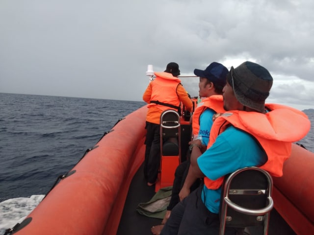 Tim penyelamat Pos SAR Banda melakukan pencarian KM Rahmat Wijaya beserta 7 orang penumpang yang hilang di Laut Banda, Jumat (12/4) (Foto: istimewa)
