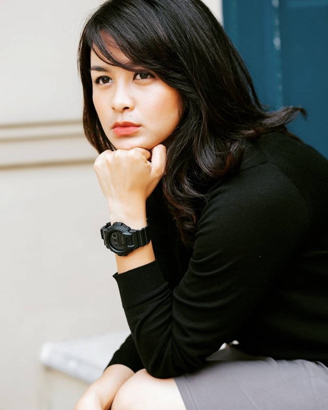 Dellie Threesya Adinda Berpose dengan Jam Tangan G-Shock Hitam Miliknya. Foto Istimewa Dinda.