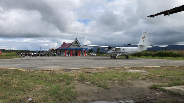 Pesawat perdana saat menguji coba lintasan Bandara Sibisa. Foto: Dok.Istimewa